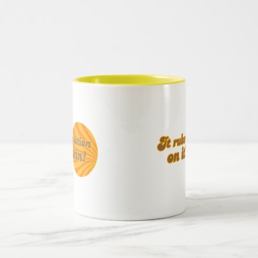 それがローションを肌に塗る ツートーンマグカップ (中央)