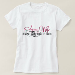 それが傷つく時でさえ強い軍隊の妻 Tシャツ