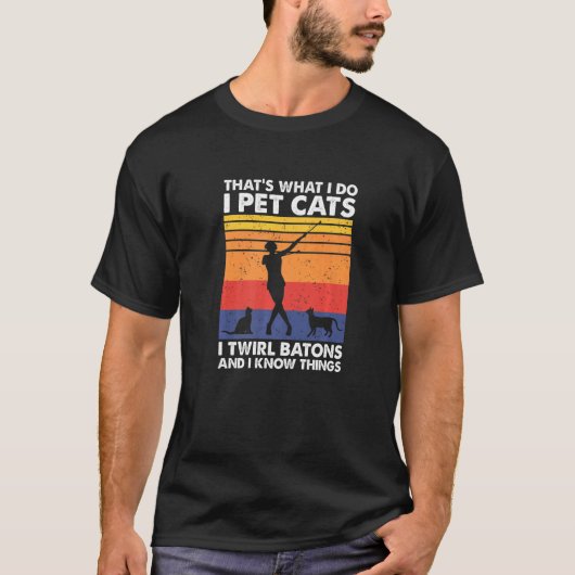 それが私のやること ネコをなでたり バトンを回したり 知ってたり Tシャツ (正面)