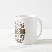 それが終わるまで不可能に思える コーヒーマグカップ (正面右)