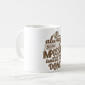 それが終わるまで不可能に思える コーヒーマグカップ (正面左)