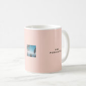 それでも彼女はピンク色の写真カスタム文字 コーヒーマグカップ (正面右)