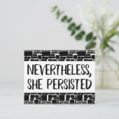 それでも彼女は強情張った。白黒パターン ポストカード (スタンド正面)