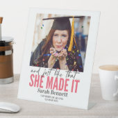 それと同じように彼女は卒業パーティーを開いた 台座サイン (インサイチュ)