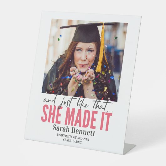 それと同じように彼女は卒業パーティーを開いた 台座サイン (正面)