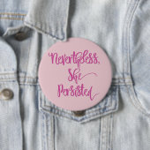 それにもかかわらず彼女はピンクボタン主張しました 缶バッジ (インサイチュ)