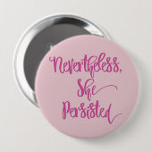 それにもかかわらず彼女はピンクボタン主張しました 缶バッジ (正面&裏面)