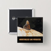 それにもかかわらず彼女はボタン主張しました 缶バッジ (正面&裏面)