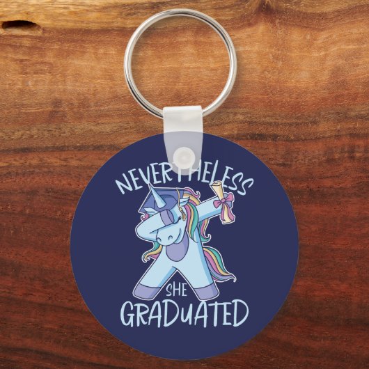 それにもかかわらず彼女は卒業おもしろいユーモアを卒業した キーホルダー (正面)