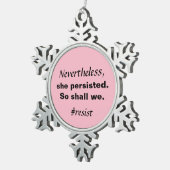 それにもかかわらず彼女は我々に抵抗するように固執した スノーフレークピューターオーナメント (右)