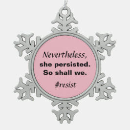 それにもかかわらず彼女は我々に抵抗するように固執した スノーフレークピューターオーナメント
