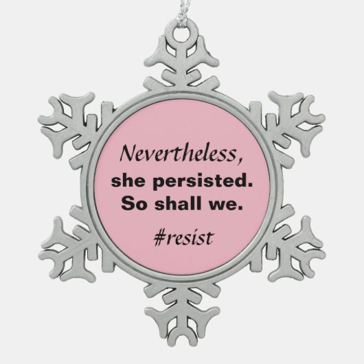 それにもかかわらず彼女は我々に抵抗するように固執した スノーフレークピューターオーナメント (正面)
