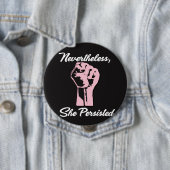 それにもかかわらず彼女は抗議抵抗しますボタンに主張しました 缶バッジ (インサイチュ)