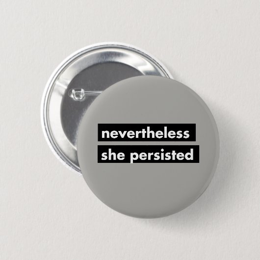 それにもかかわらず彼女は政治ボタン主張しました 缶バッジ (正面&裏面)