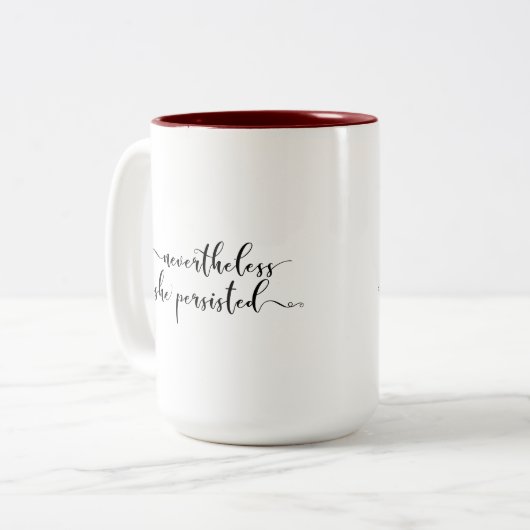 "それにもかかわらず、彼女はエレガントな原稿"主張しました ツートーンマグカップ (正面左)