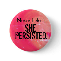 それにもかかわらず、彼女はボタン主張しました