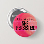 それにもかかわらず、彼女はボタン主張しました 缶バッジ (正面&裏面)