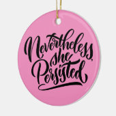 それにもかかわらず、彼女はレタオーナメントを続けた セラミックオーナメント (左)