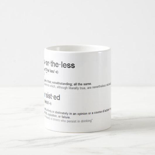 それにもかかわらず、彼女は主張しました コーヒーマグカップ (中央)