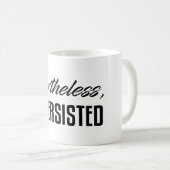 それにもかかわらず、彼女は主張しました コーヒーマグカップ (正面右)