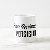 それにもかかわらず、彼女は主張しました コーヒーマグカップ (中央)