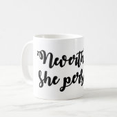 それにもかかわらず、彼女は主張しました コーヒーマグカップ (正面左)
