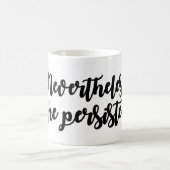それにもかかわらず、彼女は主張しました コーヒーマグカップ (中央)