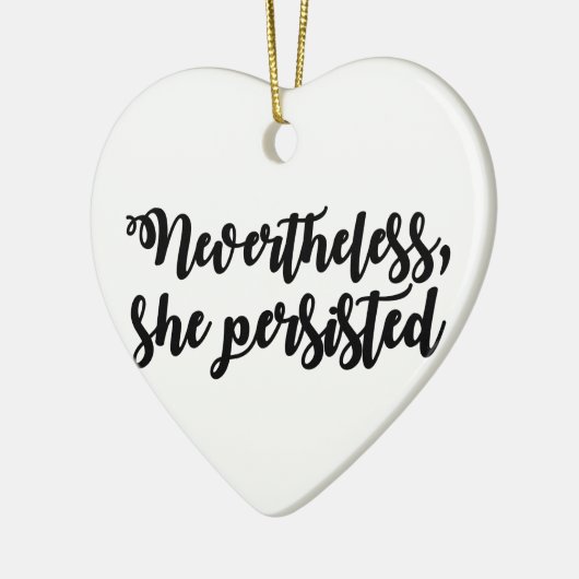 それにもかかわらず、彼女は主張しました セラミックオーナメント (左)