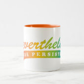 それにもかかわらず、彼女は主張しました ツートーンマグカップ (中央)