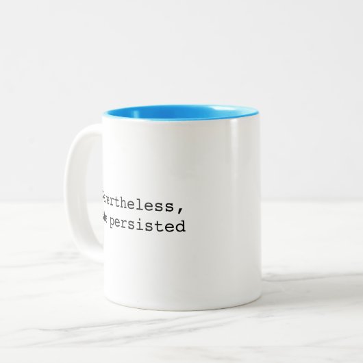 それにもかかわらず、彼女は主張しました ツートーンマグカップ (正面左)