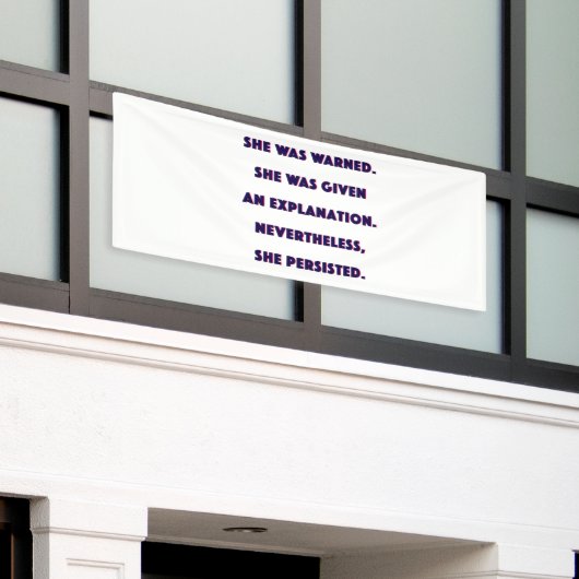 それにもかかわらず、彼女は主張しました 横断幕 (ビルの外側)