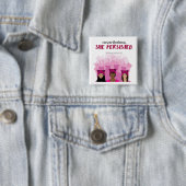 それにもかかわらず、彼女は主張しました 缶バッジ (インサイチュ)