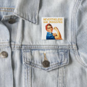 それにもかかわらず、彼女は主張しました。 Rosieリベッター 缶バッジ (インサイチュ)