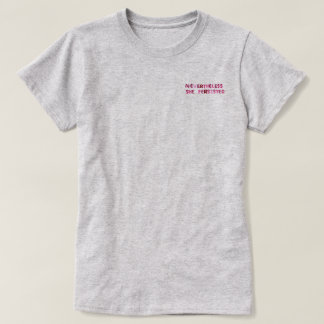 それにもかかわらず、彼女は主張しました Tシャツ