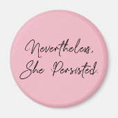 「それにもかかわらず、彼女は固執した」かわいらし引用文 マグネット (正面)