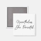 「それにもかかわらず、彼女は固執した」かわいらし引用文 マグネット (正面/裏面)