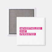 それにもかかわらず、彼女は固執した マグネット (正面/裏面)