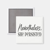 それにもかかわらず、彼女は固執した マグネット (正面/裏面)