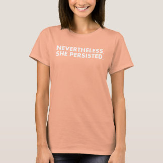「それにもかかわらず、彼女は固執した」白い文字 Tシャツ
