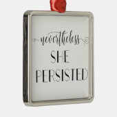 それにもかかわらず、彼女は引用文を固守した メタルオーナメント (右)