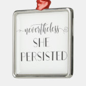 それにもかかわらず、彼女は引用文を固守した メタルオーナメント (左)