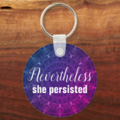 それにもかかわらず、彼女は引用文紫の白の女の子を固執した キーホルダー (正面)