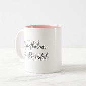 "それにもかかわらず、彼女は引用文"タイポグラフィの主張しました ツートーンマグカップ (正面左)