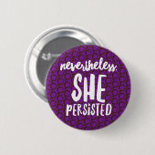 それにもかかわらず、彼女は紫の強い女性を固守した 缶バッジ (正面&裏面)