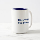 "それにもかかわらず、彼女は"海軍及び白の引用文主張しました ツートーンマグカップ (正面右)