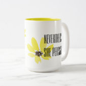 "それにもかかわらず、彼女は"選びますあなたのフォントを主張しました ツートーンマグカップ (正面右)