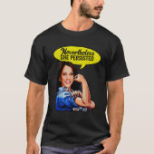 それにもかかわらず、彼女はKamala Harris Graphic Fを押し通した Tシャツ (正面)