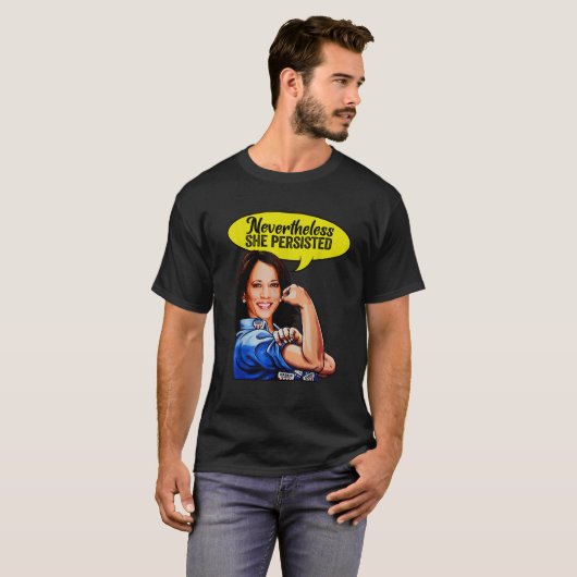 それにもかかわらず、彼女はKamala Harris Graphic Fを押し通した Tシャツ (正面フル)