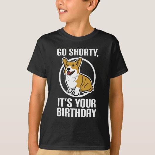 それによってがあなたの誕生日のおもしろいなコーギーの子犬であるShortyは行きます Tシャツ (正面)