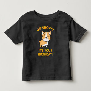それによってがあなたの誕生日のおもしろいなコーギーの小犬であるShorty トドラーTシャツ